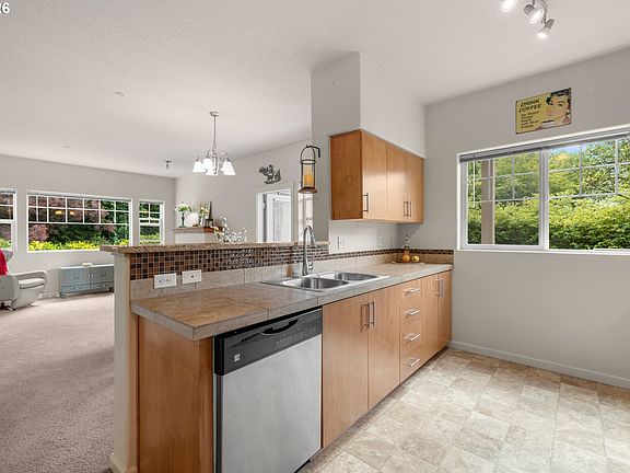 4th image of 10834 NE Holly St #102