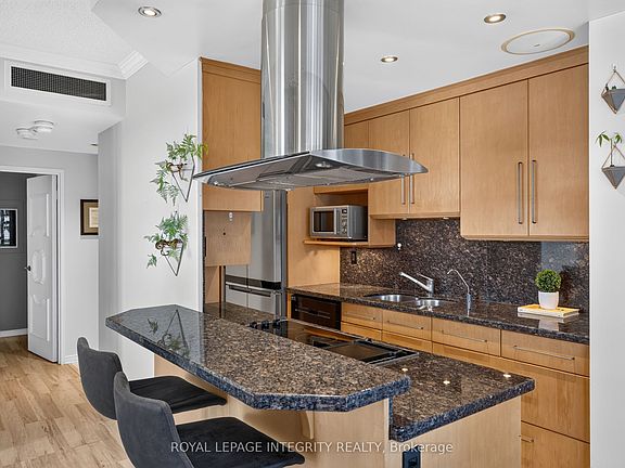 5th image of 556 Laurier Ave SW #1606