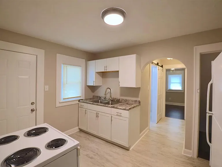 1548 Leonard St — Photo 12