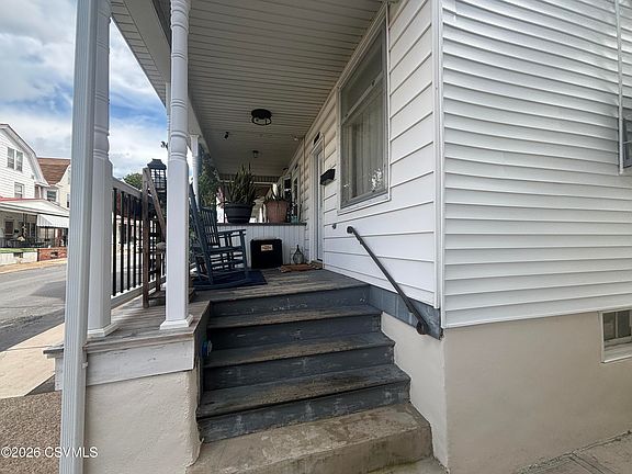 3rd image of 1231 Scott St