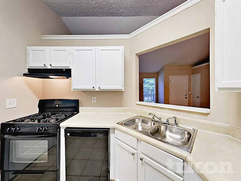 2033 Pine Cone Dr SW — Photo 5
