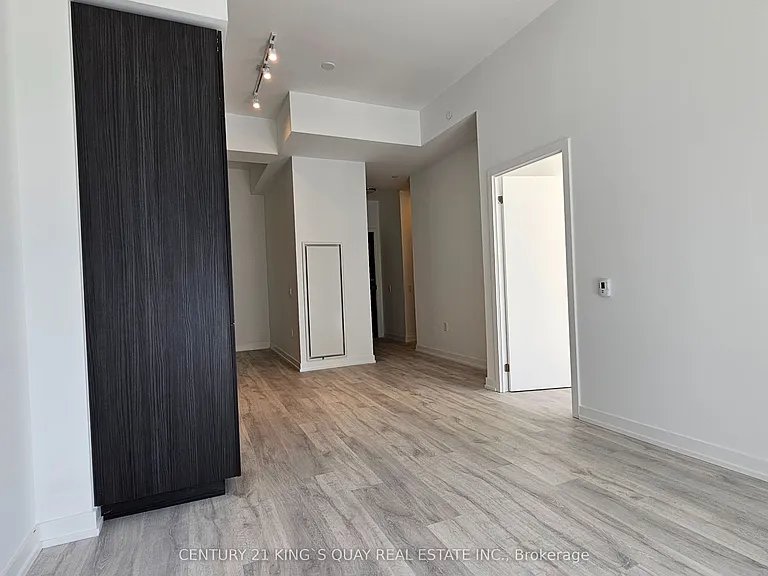 7 Golden Lion Hts #824 — Photo 2