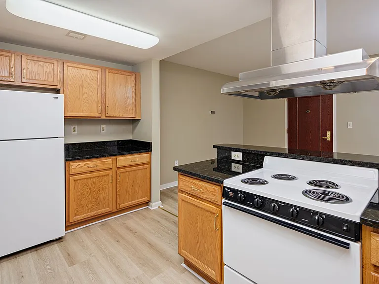 Astor Court Apartments — Photo 7