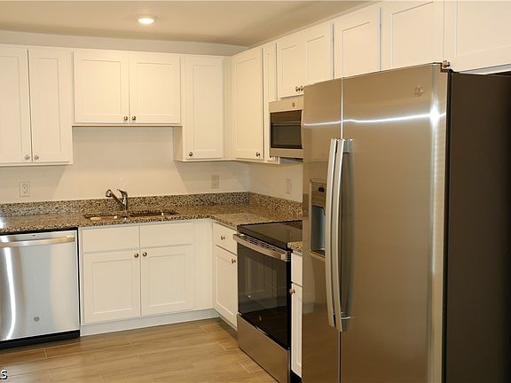 5th image of 917 Graystone Ave