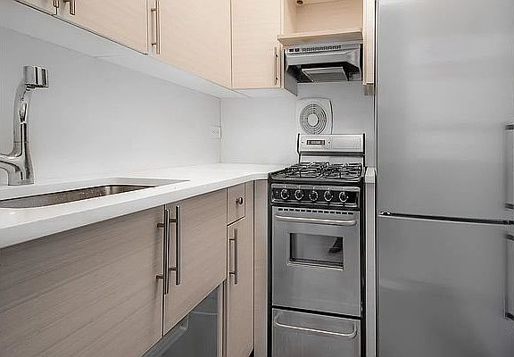 3rd image of 4 Park Ave APT 16F