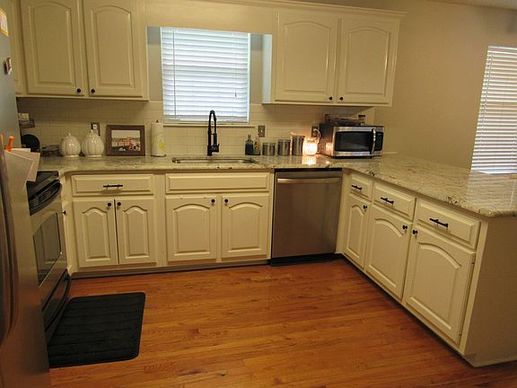 3rd image of 275 Vinland Cir