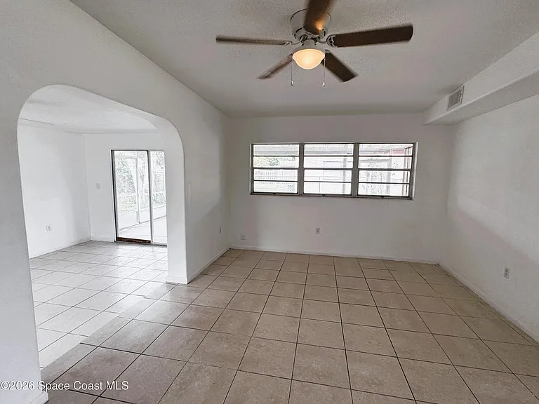 305 Edinburgh Dr — Photo 4