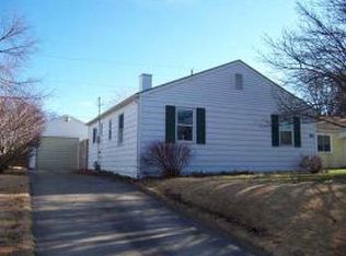 962 40th Street Ct, Moline, IL 61265