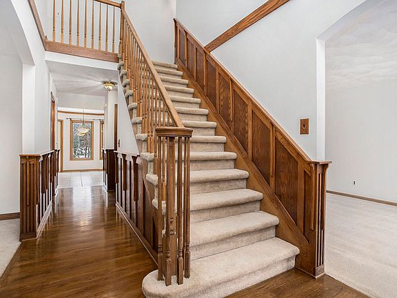 4th image of 740 Ventura Way