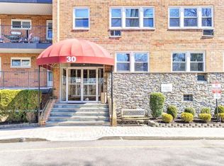 30 Pearsall Ave APT 4B, Glen Cove, NY 11542