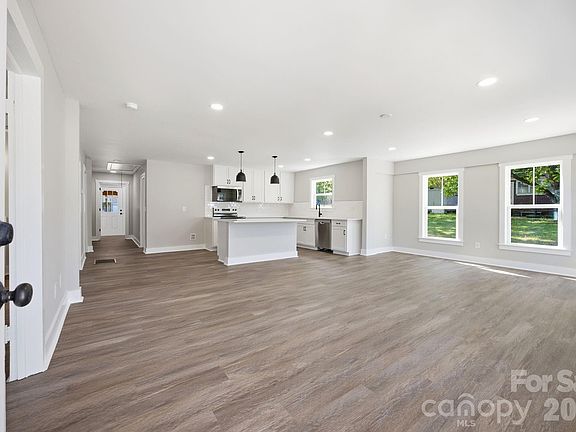 3rd image of 1012 Midlake Ave