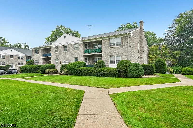 1 bed, 1.0 bath, $2,400 — Photo 2