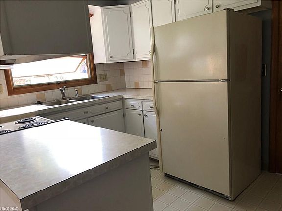3rd image of 352 Stillwood Dr