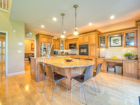 2nd image of 19 Whalen Ct
