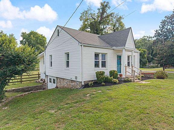 3rd image of 992 Maplewood Pl