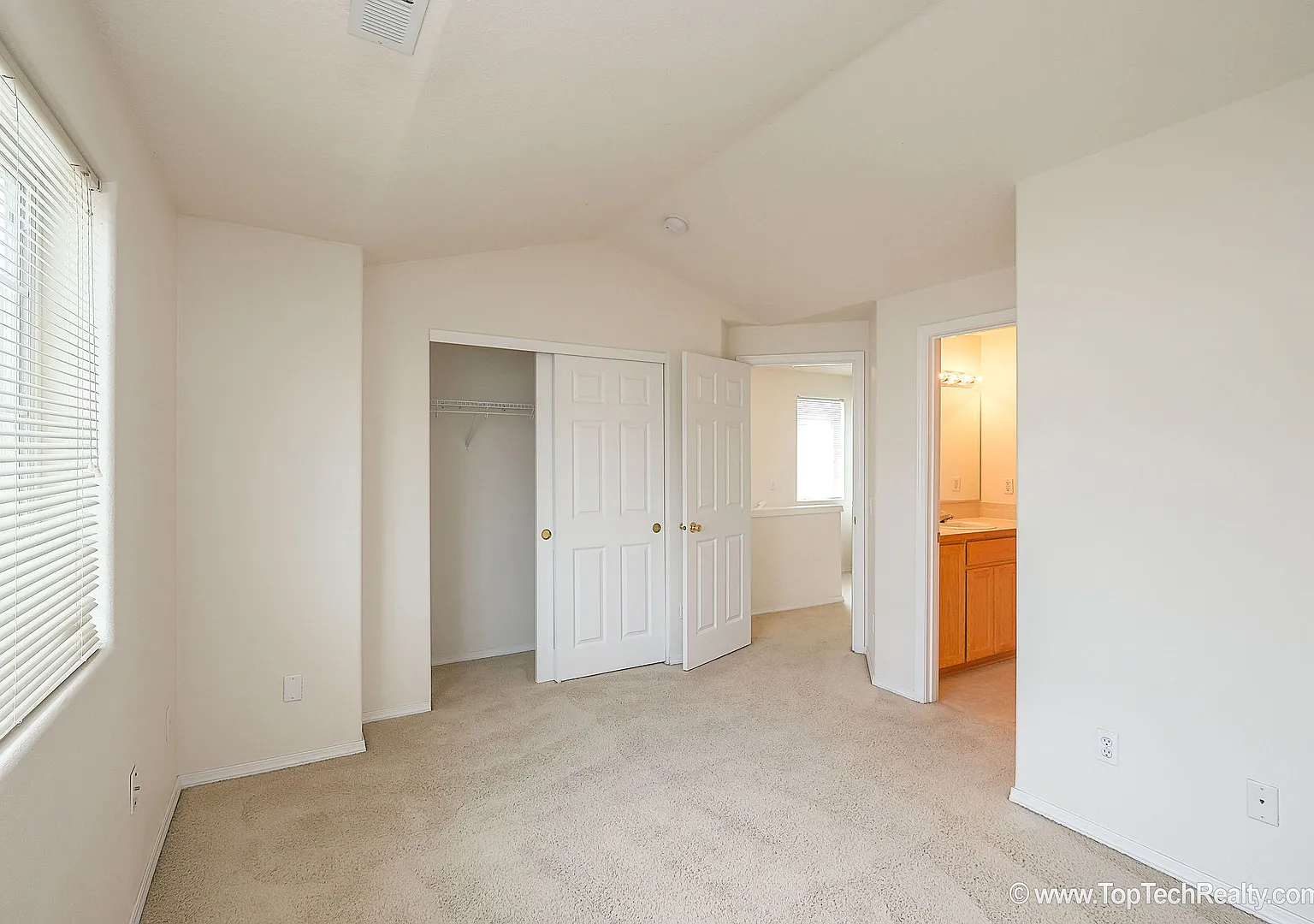 Lovely 3 BD | 2.5 Bath Townhome in Orenco | Near Intel, Nike & MAX! — Photo 4