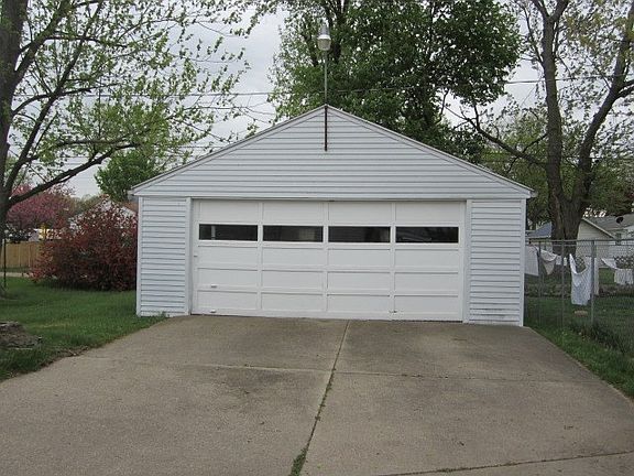 3rd image of 317 W Hubbard Ave
