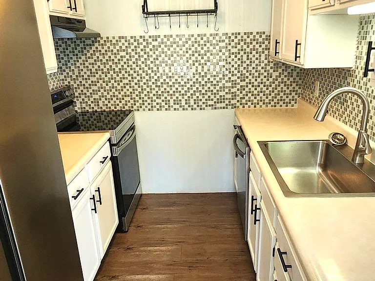 1412 W Walnut St — Photo 2
