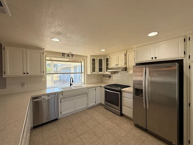 16327 Bassett Ct — Photo 3