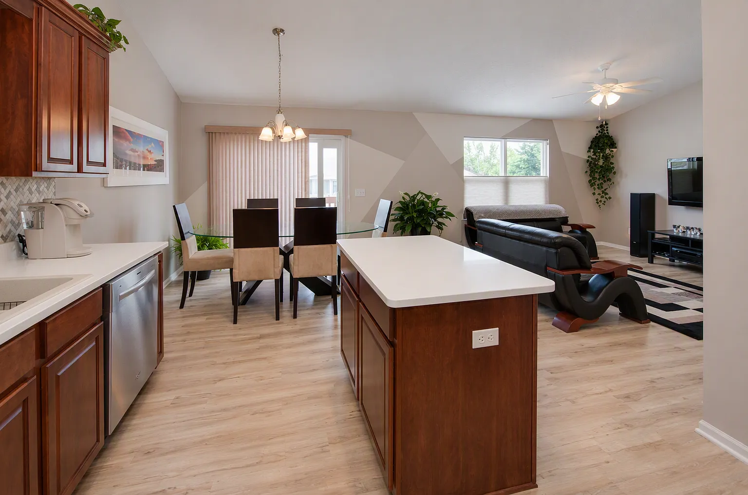4 bed, 2400 sqft, $2,700 — Photo 3