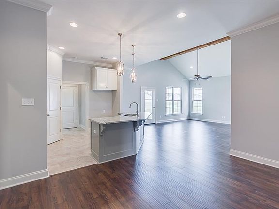 5th image of 210 Aston Ln
