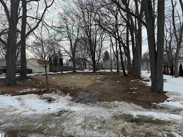 142 Charles St, Elk Rapids, MI 49629