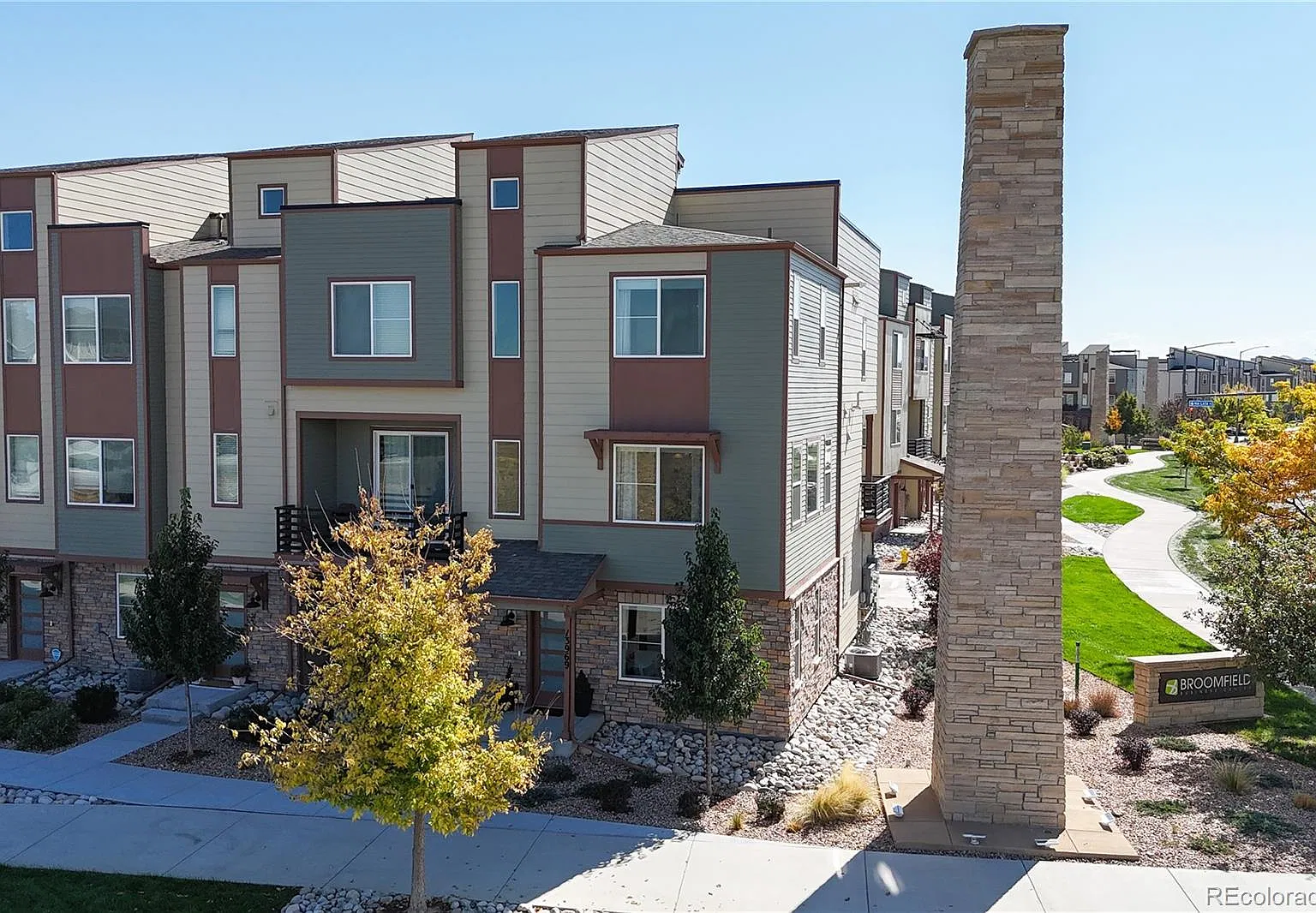 4 bed, 3.5 bath, 2301 sqft, $4,400 — Photo 1