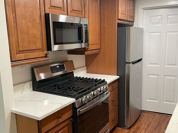 3rd image of 16 Birchwood Dr