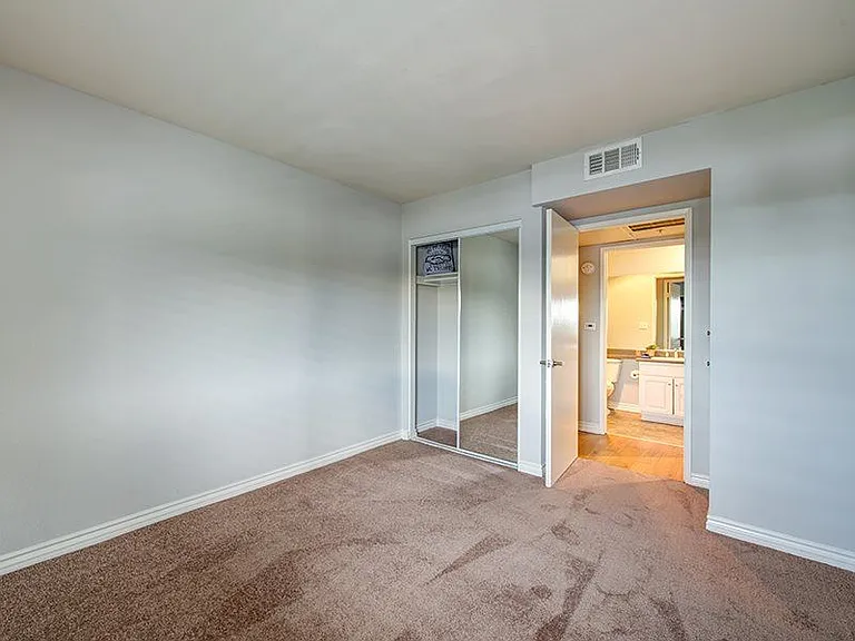 Vue at Laurel Canyon — Photo 9