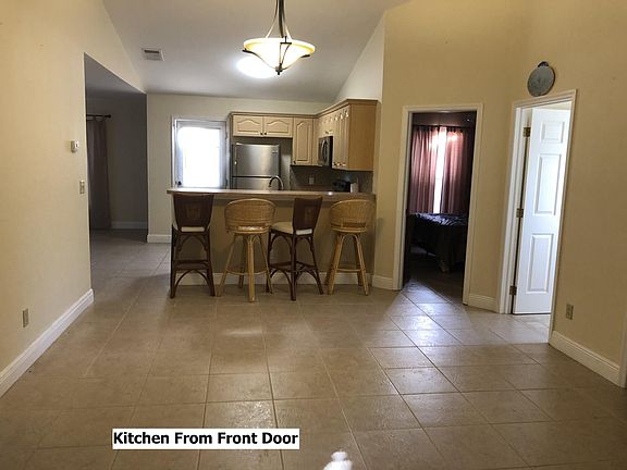 4th image of 1047 Columbus Blvd S