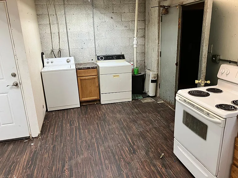 320 Hudson Ave #12 — Photo 4