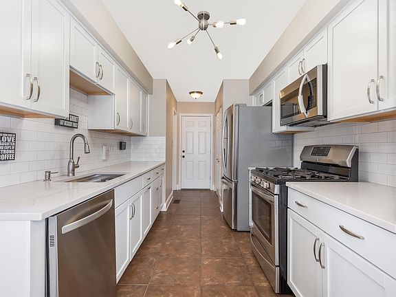 5th image of 16015 Laurel Dr