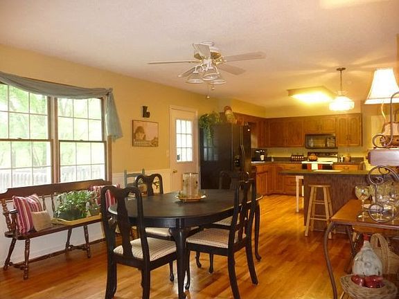 4th image of 2116 Oakridge Dr