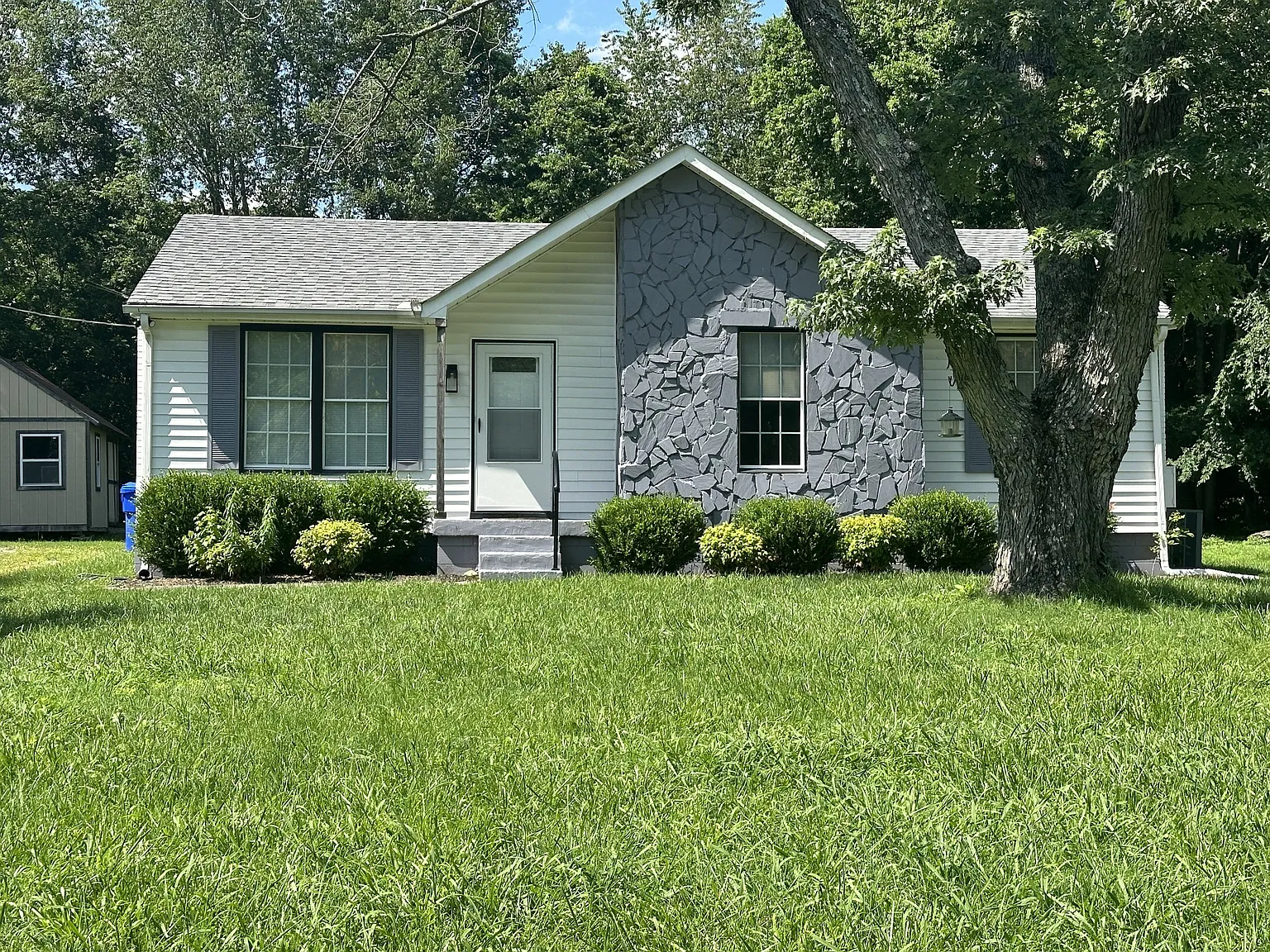 3 bed, 1.5 bath, 1131 sqft, $1,700 — Photo 1