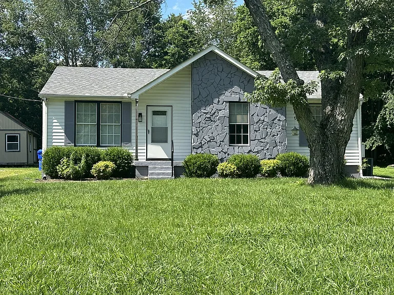 302 Donal Ter — Photo 1