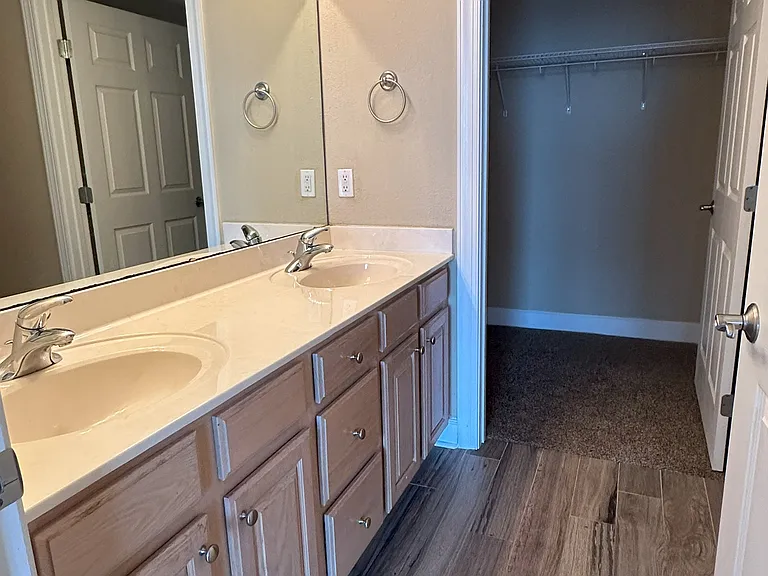 Master Bath & Walk In Closet