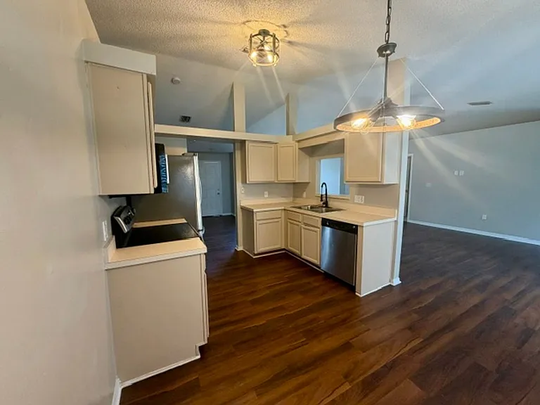 3175 Victoria Dr — Photo 6