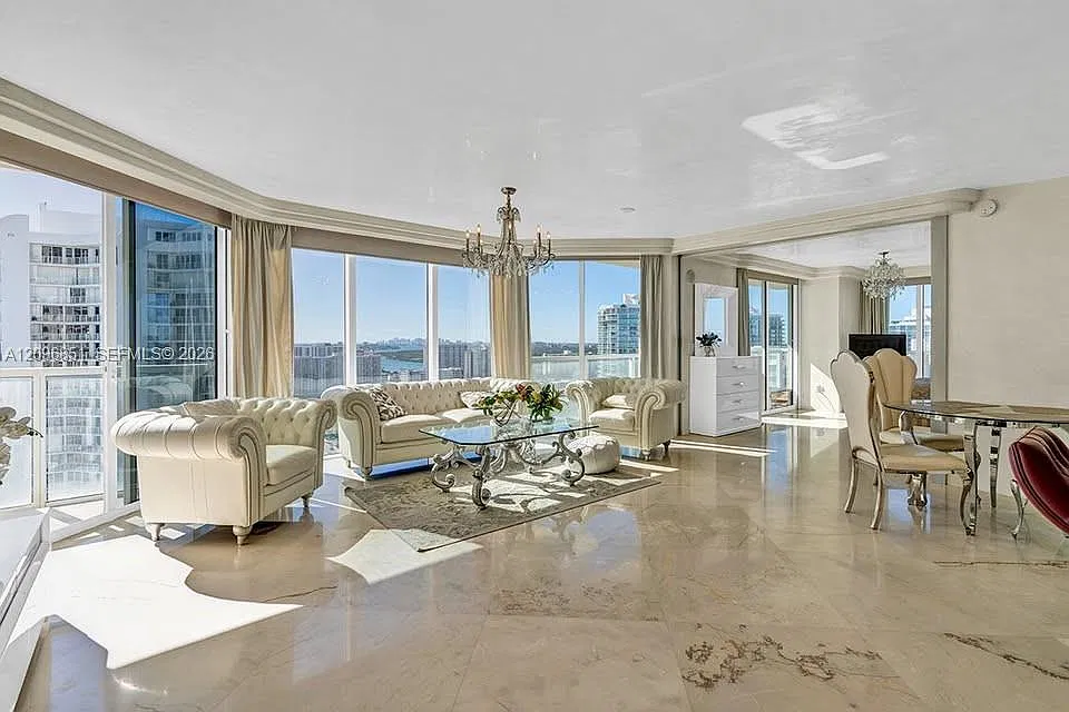 La Perla Condo — Photo 4