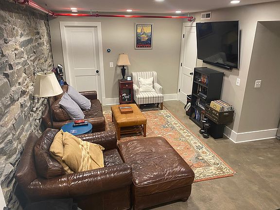 2nd image of 115 N Fairfax St #B