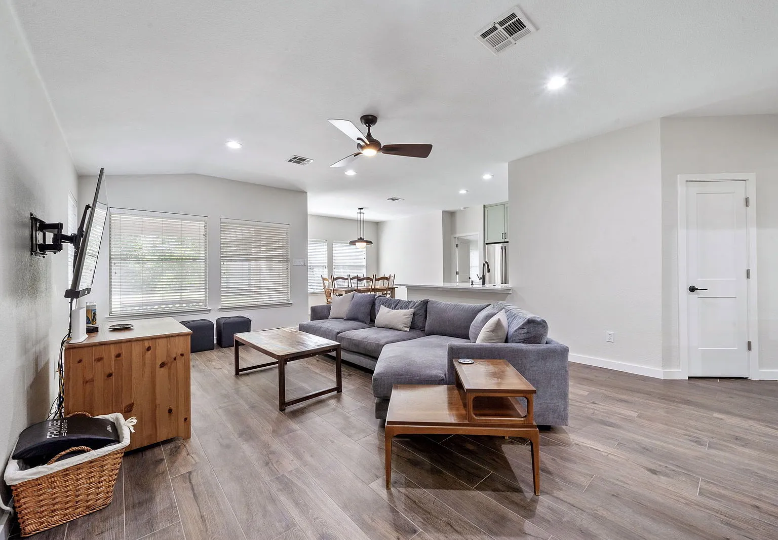 3 bed, 2.0 bath, 1695 sqft, $2,700 — Photo 3