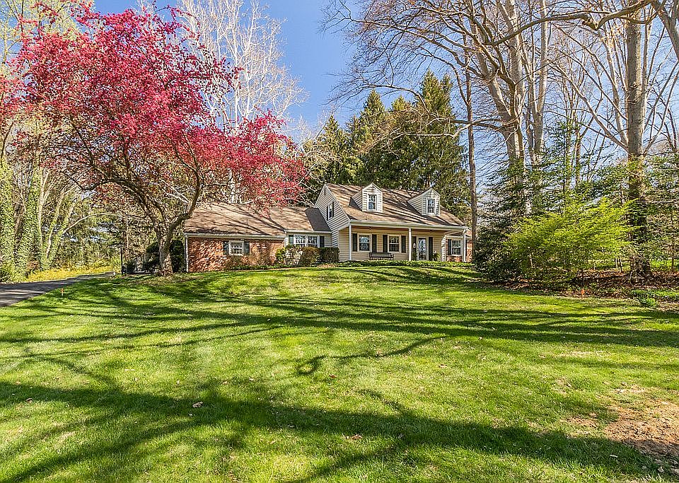 1st image of 28 Bridle Brook Ln