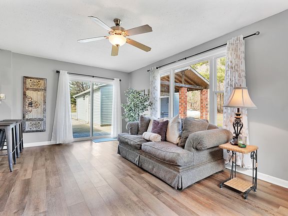 3rd image of 290 Robb Hill Rd