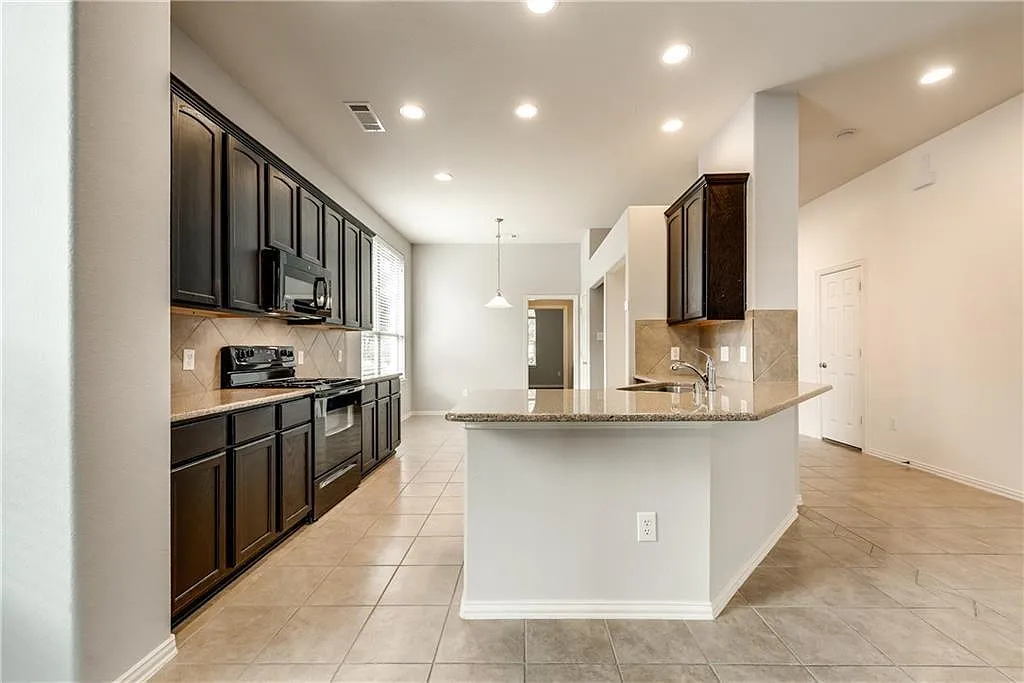 3 bed, 2242 sqft, $2,150 — Photo 2