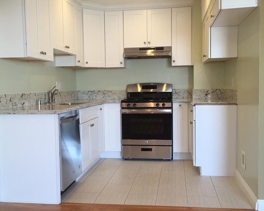 BRAND NEW KITCHEN with recessed lights!