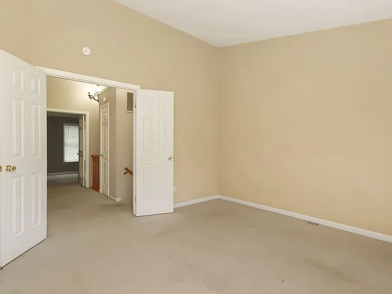 127 Sterling Ct — Photo 10