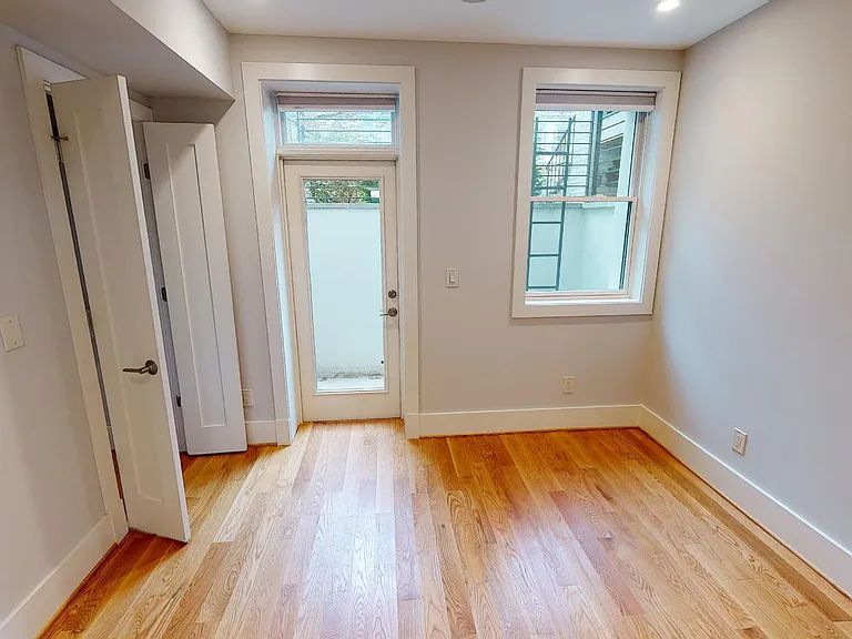 643 Lamont St NW #B — Photo 8