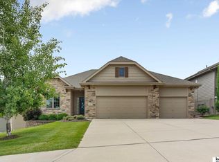 19627 G Cir, Omaha, NE 68135