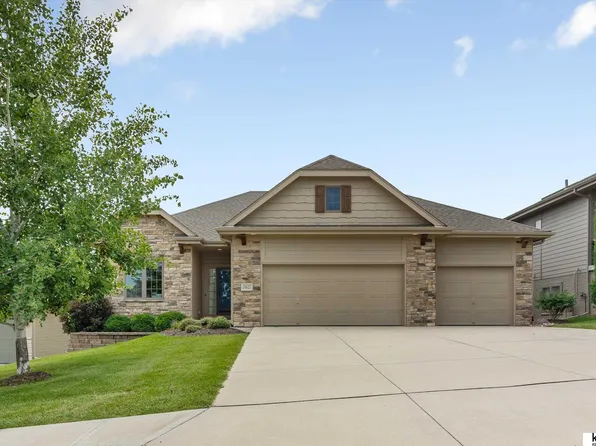19627 G Cir, Omaha, NE 68135