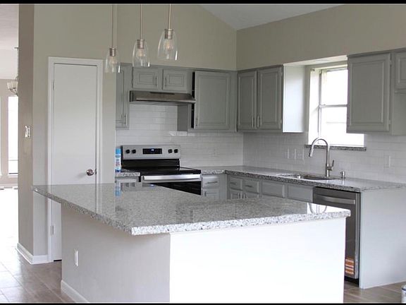 2nd image of 2511 Castle Pl