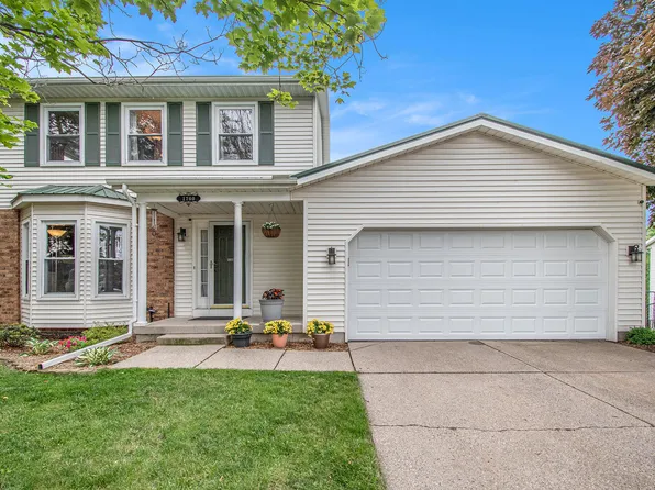 1760 Forest Lake Dr SE, Kentwood, MI 49546